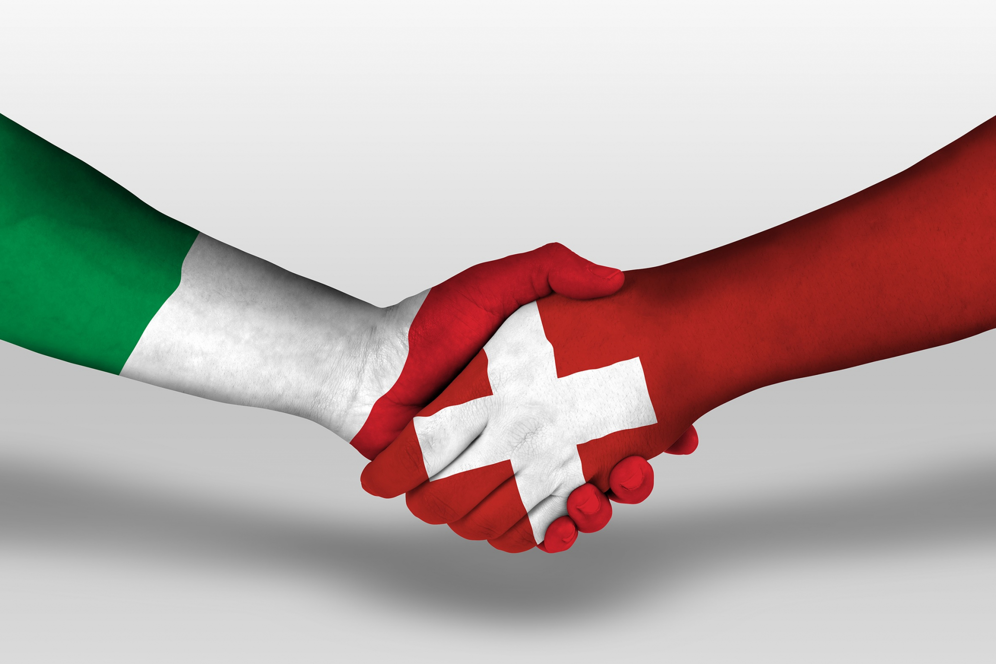 Stretta-di-mano-IT-CH-shutterstock-2048×1366
